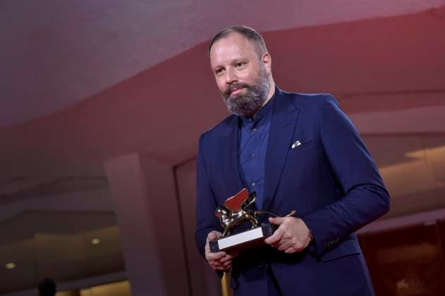 Yorgos Lanthimos poses with the Golden Lion for Best Film for Poor Things at the winner s photocall at the 80th Venice International Film Festival on Saturday, September 9, 2023 in Venice, Italy.  VEN2023090956 RoccoxSpaziani