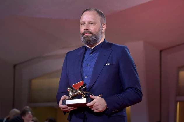 Yorgos Lanthimos poses with the Golden Lion for Best Film for Poor Things at the winner s photocall at the 80th Venice International Film Festival on Saturday, September 9, 2023 in Venice, Italy.  VEN2023090957 RoccoxSpaziani
