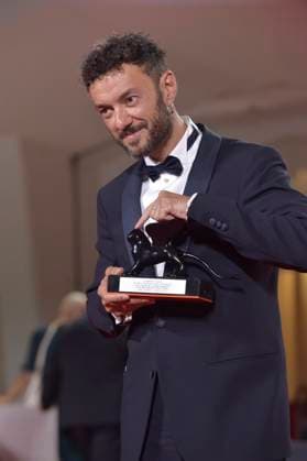 Enrico Maria Artale poses with the Best Screenplay Award for film El Paraiso at the winner s photocall at the 80th Venice International Film Festival on Saturday, September 9, 2023 in Venice, Italy.  VEN2023090965 RoccoxSpaziani
