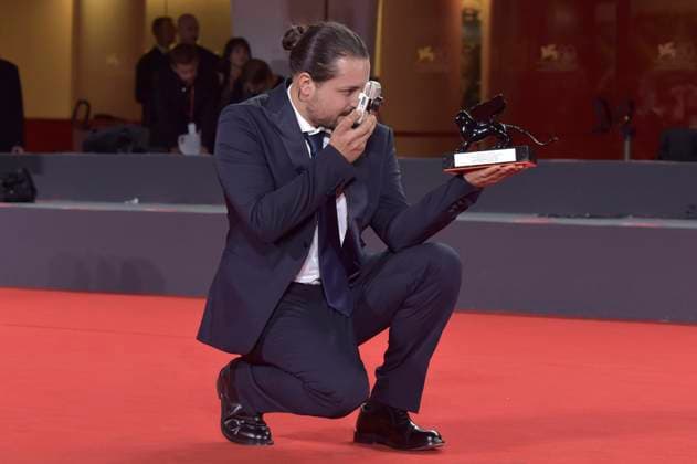 Alain Parroni poses with the Horizons Special Jury Prize Award for Una Sterminata Domenica at the winner s photocall at the 80th Venice International Film Festival on Saturday, September 9, 2023 in Venice, Italy.  VEN2023090973 RoccoxSpaziani