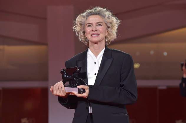 Margarita Rosa De Francisco poses with the award for Best Actress for film El Paraiso at the winner s photocall at the 80th Venice International Film Festival on Saturday, September 9, 2023 in Venice, Italy.  VEN2023090977 RoccoxSpaziani