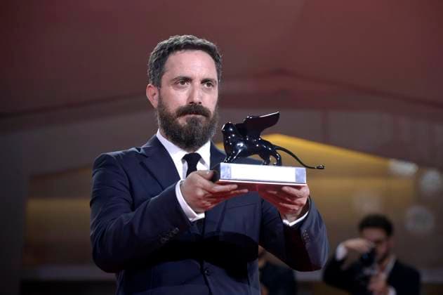 Pablo Larrain poses with the Best Screenplay Award for film El Conde at the winner s photocall at the 80th Venice International Film Festival on Saturday, September 9, 2023 in Venice, Italy.  VEN2023090978 RoccoxSpaziani