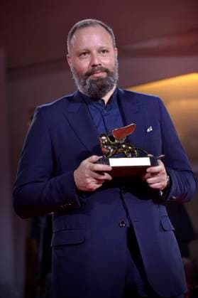 Yorgos Lanthimos poses with the Golden Lion for Best Film for Poor Things at the winner s photocall at the 80th Venice International Film Festival on Saturday, September 9, 2023 in Venice, Italy.  VEN2023090959 RoccoxSpaziani