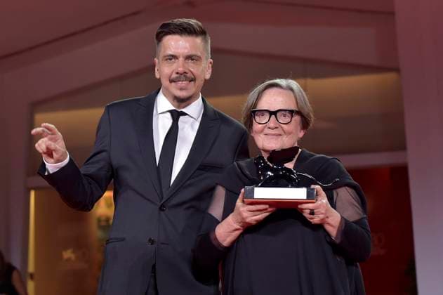 Marcin Wierzchoslawski and Agnieszka Holland pose with the Special Jury Prize Award for Green Border at the winner s photocall at the 80th Venice International Film Festival on Saturday, September 9, 2023 in Venice, Italy.  VEN2023090971 RoccoxSpaziani