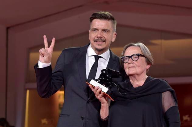 Marcin Wierzchoslawski and Agnieszka Holland pose with the Special Jury Prize Award for Green Border at the winner s photocall at the 80th Venice International Film Festival on Saturday, September 9, 2023 in Venice, Italy.  VEN20230909721 RoccoxSpaziani