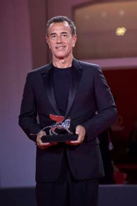 Director Matteo Garrone poses with the Silver Lion for Best Director for film Io Capitano at the winner s photocall at the 80th Venice International Film Festival on Saturday, September 9, 2023 in Venice, Italy.  VEN2023090985 RoccoxSpaziani