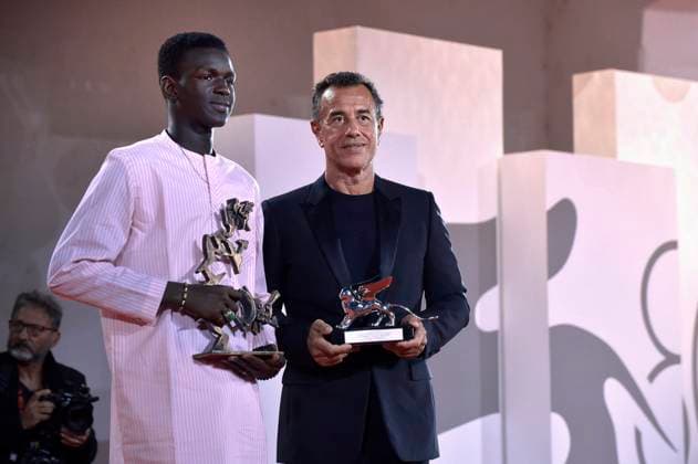Seydou Sarr and Matteo Garrone pose with the Marcello Mastroianni Award for Best New Young Actor and the Silver Lion for Best Director for film Io Capitano at the winner s photocall at the 80th Venice International Film Festival on Saturday, September 9, 2023 in Venice, Italy.  VEN2023090986 RoccoxSpaziani
