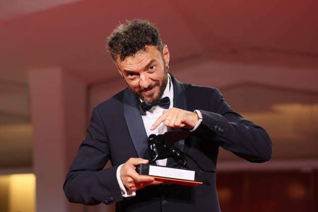 News - Winners Photocall - The 80th Venice International Film Festival Enrico Maria Artale poses with the Best Screenplay Award for film El Paraiso at the winner s photocall at the 80th Venice International Film Festival on September 09, 2023 in Venice, Italy. Photo: Cinzia Camela. Lido di Venezia Palazzo del Cinema Italy Copyright: xCinziaxCamelax xLiveMediax LPN_1048481