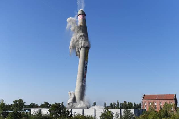 Bilder des Jahres 2023, News 09 September News Themen der Woche KW36 News Bilder des Tages Schornstein-Sprengung in Leipzig, auf dem Gelände der Leipziger Stadtwerke, Arno-Nitzsche-Straße, wird ein Schornstein aus den 1980er Jahren gesprengt. (10.09.2023). Sprengung des Schornsteins der Leipziger Stadtwerke (10.09.2023) Leipzig Sachse Deutschland Gelände Leipziger Stadtwerke *** Chimney blasting in Leipzig, on the premises of the Leipzig public utility, Arno Nitzsche Straße, a chimney from the 1980s is blown up 10 09 2023 blasting of the chimney of the Leipzig public utility 10 09 2023 Leipzig Sachse Germany premises Leipzig public utility