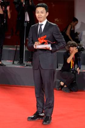 Hong Chi Lee with the Luigi De Laurentiis Award for best debut film Lion of the Future at the photocall with the winners of the Biennale di Venezia 2023 80 Venice International Film Festival at Palazzo del Casino Venice, 09 09 2023 Foto:xA.xM.xTinghinox xFuturexImagex preistraeger_3906
