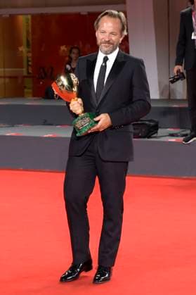 Peter Sarsgaard with the Coppa Volpi for Best Actor in Memory at the photocall with the winners of the Biennale di Venezia 2023 80 Venice International Film Festival at Palazzo del Casino Venice, 09 09 2023. Foto:xA.xM.xTinghinox xFuturexImagex preistraeger_3910