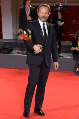 Peter Sarsgaard with the Coppa Volpi for Best Actor in Memory at the photocall with the winners of the Biennale di Venezia 2023 80 Venice International Film Festival at Palazzo del Casino Venice, 09 09 2023. Foto:xA.xM.xTinghinox xFuturexImagex preistraeger_3911