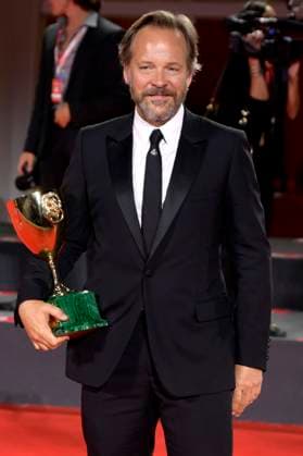 Peter Sarsgaard with the Coppa Volpi for Best Actor in Memory at the photocall with the winners of the Biennale di Venezia 2023 80 Venice International Film Festival at Palazzo del Casino Venice, 09 09 2023. Foto:xA.xM.xTinghinox xFuturexImagex preistraeger_3912