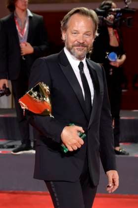Peter Sarsgaard with the Coppa Volpi for Best Actor in Memory at the photocall with the winners of the Biennale di Venezia 2023 80 Venice International Film Festival at Palazzo del Casino Venice, 09 09 2023. Foto:xA.xM.xTinghinox xFuturexImagex preistraeger_3913