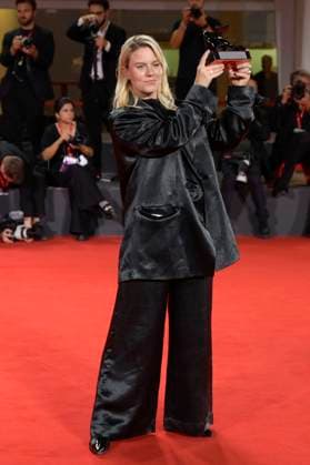 Mika Gustafson with the directing award for Paradise Is Burning at the photocall with the winners of the Biennale di Venezia 2023 80 Venice International Film Festival at Palazzo del Casino Venice, 09 09 2023. Foto:xA.xM.xTinghinox xFuturexImagex preistraeger_3915