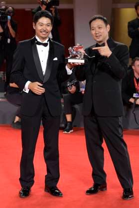 Hitoshi Omika and Ryusuke Hamaguchi with the Silver Lion Grand Jury Prize for Evil Does Not Exist at the Photocall with the Laureates of the 2023 Venice Biennale 80 Venice International Film Festival at Palazzo del Casino Venice, 09 09 2023. Foto:xA.xM.xTinghinox xFuturexImagex preistraeger_3917
