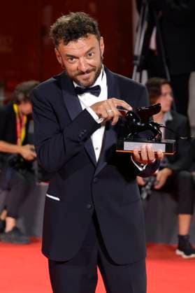 Enrico Maria Artale with the Orizzonti Award for best screenplay at the photocall with the winners of the Biennale di Venezia 2023 80 Venice International Film Festival at Palazzo del Casino Venice, 09 09 2023. Foto:xA.xM.xTinghinox xFuturexImagex preistraeger_3951