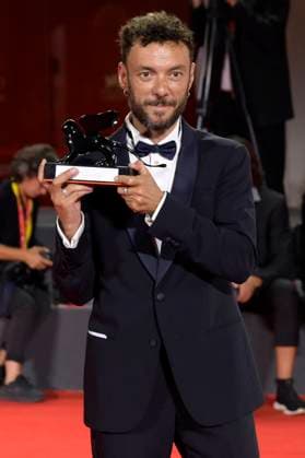 Enrico Maria Artale with the Orizzonti Award for best screenplay at the photocall with the winners of the Biennale di Venezia 2023 80 Venice International Film Festival at Palazzo del Casino Venice, 09 09 2023. Foto:xA.xM.xTinghinox xFuturexImagex preistraeger_3952