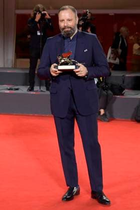 Yorgos Lanthimos with the Golden Lion for Best Fim Poor Things at the photocall with the winners of the Biennale di Venezia 2023 80 Venice International Film Festival at Palazzo del Casino Venice, 09 09 2023. Foto:xA.xM.xTinghinox xFuturexImagex preistraeger_3953