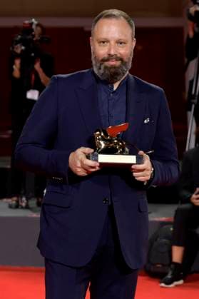 Yorgos Lanthimos with the Golden Lion for Best Fim Poor Things at the photocall with the winners of the Biennale di Venezia 2023 80 Venice International Film Festival at Palazzo del Casino Venice, 09 09 2023. Foto:xA.xM.xTinghinox xFuturexImagex preistraeger_3955