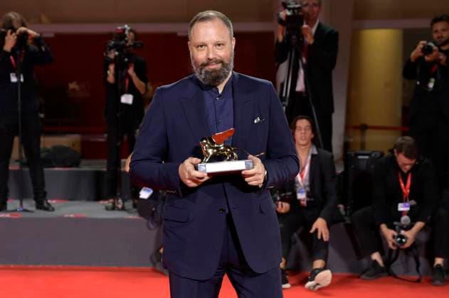 Yorgos Lanthimos with the Golden Lion for Best Fim Poor Things at the photocall with the winners of the Biennale di Venezia 2023 80 Venice International Film Festival at Palazzo del Casino Venice, 09 09 2023. Foto:xA.xM.xTinghinox xFuturexImagex preistraeger_3956