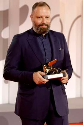 Yorgos Lanthimos with the Golden Lion for Best Fim Poor Things at the photocall with the winners of the Biennale di Venezia 2023 80 Venice International Film Festival at Palazzo del Casino Venice, 09 09 2023. Foto:xA.xM.xTinghinox xFuturexImagex preistraeger_3957