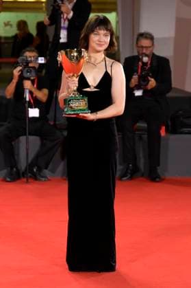 Cailee Spaeny with the Coppa Volpi for best actress in Priscilla at the photocall with the winners of the Biennale di Venezia 2023 80 Venice International Film Festival at Palazzo del Casino Venice, 09 09 2023. Foto:xA.xM.xTinghinox xFuturexImagex preistraeger_3958