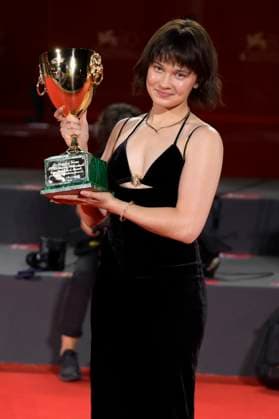 Cailee Spaeny with the Coppa Volpi for best actress in Priscilla at the photocall with the winners of the Biennale di Venezia 2023 80 Venice International Film Festival at Palazzo del Casino Venice, 09 09 2023. Foto:xA.xM.xTinghinox xFuturexImagex preistraeger_3959