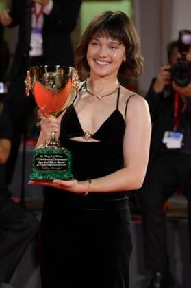 Cailee Spaeny with the Coppa Volpi for best actress in Priscilla at the photocall with the winners of the Biennale di Venezia 2023 80 Venice International Film Festival at Palazzo del Casino Venice, 09 09 2023. Foto:xA.xM.xTinghinox xFuturexImagex preistraeger_3960