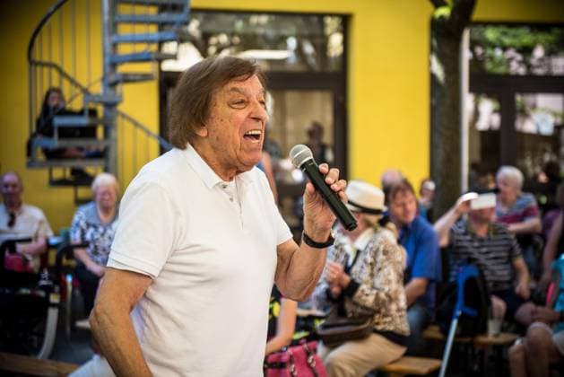 Entertainment Themen der Woche KW36 Entertainment Bilder des Tages 10.09.2023 xesx Frankfurt am Main Kaffeestube Gutleut der Evangelischen hier gibt Schlagerlegende Bata Illic ein Konzert für die Besucher *** 10 09 2023 xesx Frankfurt am Main coffee shop Gutleut of the Protestant here gives hit legend Bata Illic a concert for visitors ES