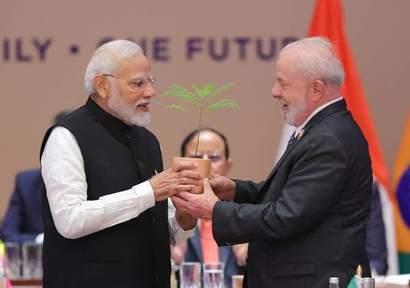 Bilder des Jahres 2023, News 09 September News Themen der Woche KW36 News Bilder des Tages India s Prime Minister Narendra Modi (L) presents a sapling to Brazil s President Luiz Inacio Lula da Silva (R) during the third working session of the G20 Leaders Summit in New Delhi, India, on Sunday, September 10, 2023.  IND2023091024 PressxInformationxBureau