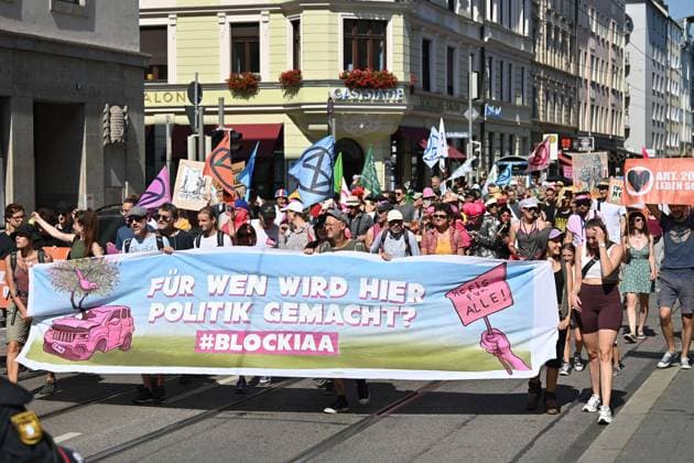 Bilder des Jahres 2023, News 09 September News Themen der Woche KW36 News Bilder des Tages Grossdemonstration unter dem Motto BLOCKIAA ,Demo am 10.09.2023 in Muenchen. Demonstranten auf dem Weg zum Karolinenplatz zur Abschlusskundgebung. IAA Mobility 2023 in der Messe Riem vom 05.09.-10.09.2023 in Muenchen. Randmotiv:Schriftzug IAA MOBILITY. *** Large demonstration under the slogan BLOCKIAA ,Demo on 10 09 2023 in Munich Demonstrators on the way to the Karolinenplatz for the final rally IAA Mobility 2023 in the Messe Riem of 05 09 10 09 2023 in Munich Border motif lettering IAA MOBILITY
