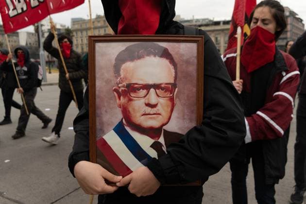 Bilder des Jahres 2023, News 09 September News Themen der Woche KW36 News Bilder des Tages September 10, 2023, Santiago, Metropolitana, Chile: A woman holds an image of Salvador Allende during a march marking the 50th anniversary of the military coup led by Augusto Pinochet that overthrew President Allende, in Santiago, Chile. Santiago Chile - ZUMAb332 20230910_zip_b332_020 Copyright: xMatiasxBasualdox