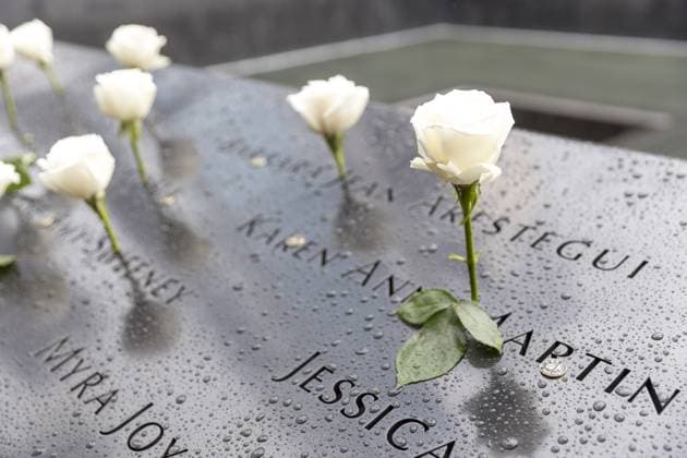 News Themen der Woche KW36 News Bilder des Tages September 10, 2023, NEW YORK, NEW YORK, USA: Public, Flags and flowers are seen at the Pool site where the WTC - World Trade Center towers stood in honor of the victims of the September 11th terrorist attacks, New York City in the United States, NEW YORK USA - ZUMAc233 20230910_zsp_c233_004 Copyright: xVanessaxCarvalhox