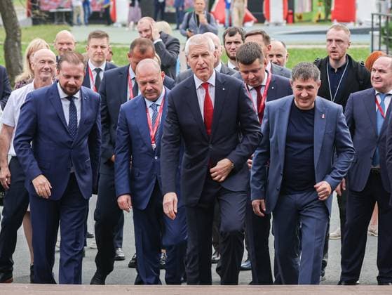 Bilder des Jahres 2023, News 09 September News Themen der Woche KW36 News Bilder des Tages RUSSIA, VLADIVOSTOK - SEPTEMBER 11, 2023: Roscongress Foundation CEO Alexander Stuglev (L), Russia s Sport Minister Oleg Matytsin (C), and Perm Territory Governor Dmitry Makhonin (2nd R) attend the opening of the GTO Games Far East Cup on the sidelines of the 2023 Eastern Economic Forum (EEF) at Far Eastern Federal University on Russky Island. Alexander Ryumin TASS  62057026