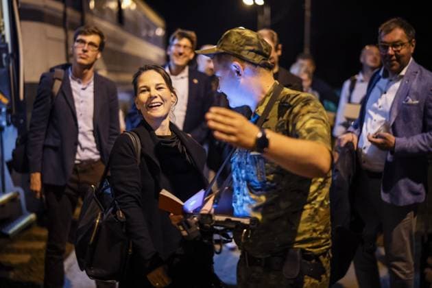 Bilder des Jahres 2023, News 09 September News Themen der Woche KW36 News Bilder des Tages Annalena Baerbock (Buendnis 90 Die Gruenen), Bundesaussenministerin erreicht den Bahnhof Medyka Polen um dort den Nachtzug nach Kiew zu nehmen, aufgenommen im Rahmen des Besuchs der Bundesauâˆöüenministerin in der Ukraine am 11.09.2023 Medyka Polen *** Annalena Baerbock Buendnis 90 Die Gruenen , Federal Minister of Foreign Affairs arrives at Medyka Poland station to take the night train to Kiev, taken during the visit of the Federal Minister of Foreign Affairs to Ukraine on 11 09 2023 Medyka Poland Copyright: xDominikxButzmannx