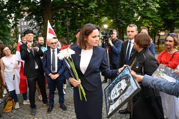 STOCKOHLM 20230911 Belarusian opposition leader and former presidential candidate Svetlana Tichanovskaya receives flowers and a picture as a gift from her countrymen as she arrives at Katarina Church to receive the Anna Lindh Prize, awarded at a ceremony commemorating the 20th anniversary of Anna Lindhs passing Stockholm Sweden x10080x  Copyright: xFredrikxSandberg TTx ANNA LIND-PRISET 2023 TTABB0000000000212974