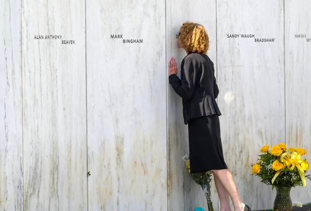 Bilder des Jahres 2023, News 09 September News Themen der Woche KW37 News Bilder des Tages Deb Borza, daughter of flight 93 victim Deora Frances Bodley pauses and kisses the name of her mother before the public wreath laying service at the Flight 93 National Memorial on Monday, September 11, 2023 near Shanksville, Pennsylvania .  PIT2023091123 ARCHIExCARPENTER