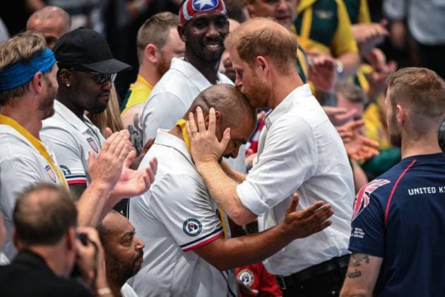 Bilder des Jahres 2023, Entertainment 09 September Entertainment Themen der Woche KW37 Entertainment Bilder des Tages Prince Harry watches UK vs USA wheelchair rugby final, Invictus Games Day 2, Düsseldorf, Germany Düsseldorf, Germany, 11th Sep 2023. Harry hugs one of the Team US players before handing him his medal. The Duke of Sussex, Prince Harry watches the game and interacts with invitees, fans, children and even a UK athlete s sausage dog, before handing Team USA their gold medals after their win. Team United Kingdom play Team USA in the wheelchair rugby finals at the Spiel Merkur arena this evening. Day 2 of the Invictus Games Düsseldorf in and around the Merkur Spiel Arena., Credit:Imageplotter Avalon  Copyright: xImageplotterx xAvalonx 0804633104