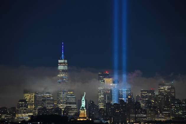 Bilder des Jahres 2023, News 09 September News Themen der Woche KW37 News Bilder des Tages (230912) -- NEW YORK, Sept. 12, 2023 -- The Tribute in Light, an art installation of searchlights to create two vertical columns of light to represent the Twin Towers, is seen to mark the 22nd anniversary of the 9 11 attacks in New York, the United States, on Sept. 11, 2023. ) U.S.-NEW YORK-9 11 ATTACKS-22ND ANNIVERSARY LixRui 