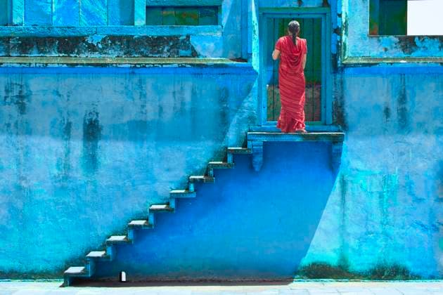 Creative Highlights Symbolfotos Indian woman dressed in red sari on a staircase of a blue hause Indian woman dressed in red sari on a staircase of a blue hause in the front of the door ,model released, Symbolfoto Copyright: xZoonar.com LenaxIliopouloux 20280366 ,model released, Symbolfoto ,property released