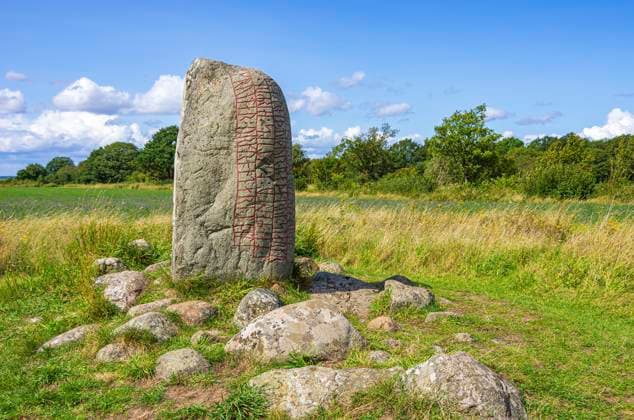 Runenstein von Karlevi, Öland, Schweden Runenstein von Karlevi, auch Karlevistein genannt, bei Färjestaden, Insel Öland, Kalmar län, Schweden. Ancient Karlevi Runestone, also called Karlevi Stone, outside the village of Färjestaden, Öland Island, Kalmar County, Sweden.