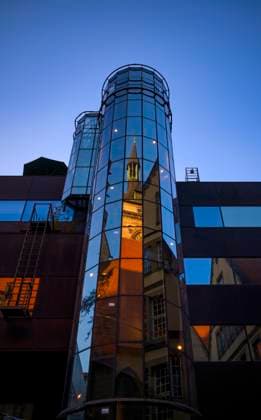 Creative Highlights World Südturm der Stiftskirche und Fruchtkasten spiegeln sich in moderner Glassfassade eines Neubaus, blaue Stunde, Stuttgart, Baden-Württemberg, Deutschland, Europa *** South tower the Collegiate Church and Fruit crates mirror itself in modern Glass facade one New construction, Blue Hour, Stuttgart, Bathing Württemberg, Germany, Europe Copyright: imageBROKER/MichaelxWeber iblimw09625195.jpg RECORD DATE NOT STATED