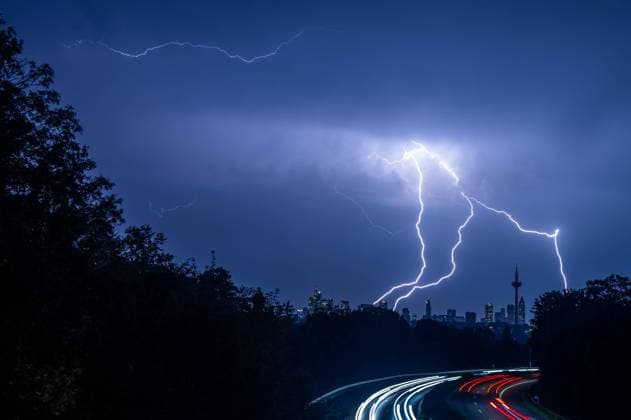 Bilder des Jahres 2023, News 09 September News Themen der Woche KW37 News Bilder des Tages Blitz über Frankfurt Blitze sind am Abend während eines Gewitters über der Skyline von Frankfurt am Main und der Autobahn A661 zu sehen., Frankfurt am Main Deutschland *** Lightning over Frankfurt Lightning is seen in the evening during a thunderstorm over the skyline of Frankfurt am Main and the highway A661 , Frankfurt am Main Germany