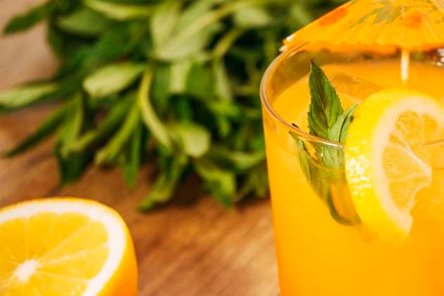Creative Highlights Symbolfotos Orangengetränk mit Zitronenscheibe *** Orange drink with Lemon slice Copyright: imageBROKER/OleksandrxLatkun ibxole09587378.jpg