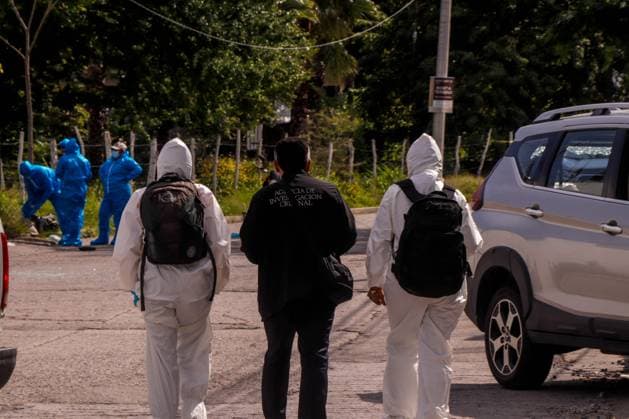 September 12, 2023, Chilpancingo, Guerrero, Mexico: A criminal investigation agent is guarded by two experts from the FGR where the body of the regional delegate of Guerrero is found with bullet holes. Chilpancingo Mexico - ZUMA 20230912_int_j170_005 Copyright: xDavidxJuarezx