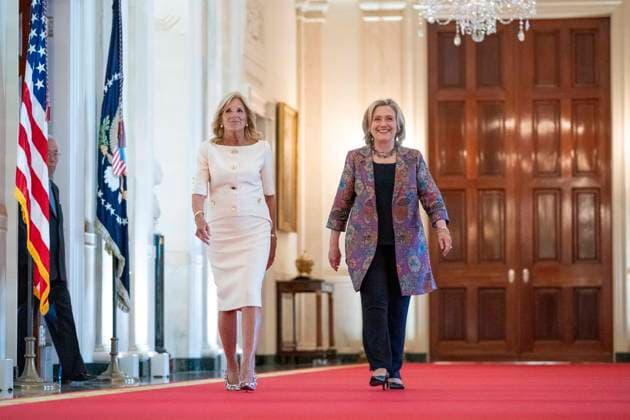 News Bilder des Tages First Lady Jill Biden and Former Secretary of State Hillary Rodham Clinton arrive at an event to celebrate the 2023 Praemium Imperiale Laureates in the East Room of the White House in Washington, DC on Tuesday, September 12, 2023. The Praemium Imperiale is a global arts prize awarded annually by the Japan Art Association for lifetime achievement in arts. The Premium Imperiale Laureates were first celebrated at the White House by the Clintons in 1994.  WAP20230912347 BONNIExCASH