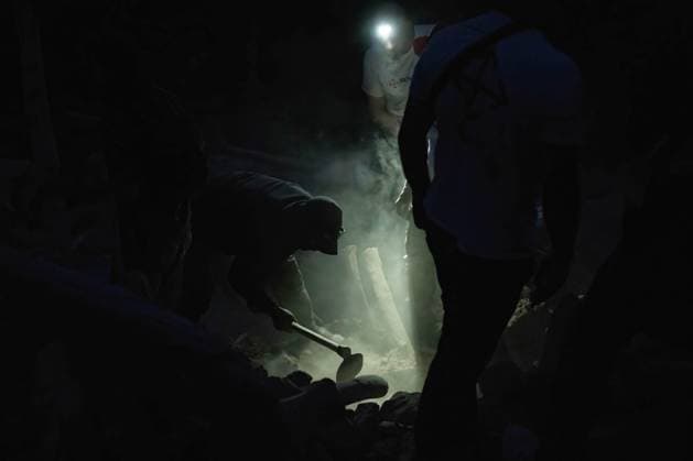 Bilder des Jahres 2023, News 09 September News Themen der Woche KW37 September 12, 2023, Imi N Tala, Morocco: Rescuers dig through rubble at night in search of a possible 17-year-old survivor in Imi N Tala. A village turned into a cemetery; at least 90 per cent of the population of Imi N Tala was killed by the severe earthquake on Friday 8 September. A village turned into a cemetery, and 90 per cent of the population of Imi N Tala were killed by the severe earthquake on Friday 8 September. Imi N Tala Morocco - ZUMAs197 20230912_aaa_s197_105 Copyright: xXimenaxBorrazasx