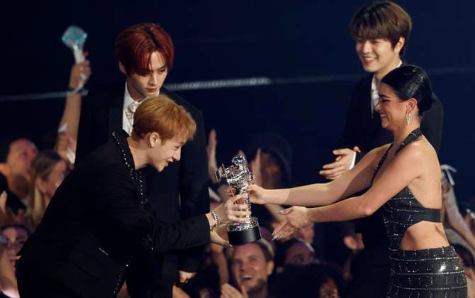 Stray Kids accepts the Best K-Pop award during the 2023 MTV Video Music Awards VMA s at the Prudential Center in Newark, New Jersey, on Tuesday, September 12, 2023.  NYP20230912201 JOHNxANGELILLO