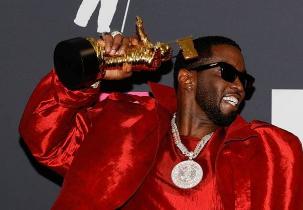 Bilder des Jahres 2023, Entertainment 09 September Entertainment Themen der Woche KW37 Sean P. Diddy Combs arrives in the press room at the 2023 MTV Video Music Awards VMA s at the Prudential Center in Newark, NJ on Tuesday, September 12, 2023.  NYP20230912818 JASONxSZENES
